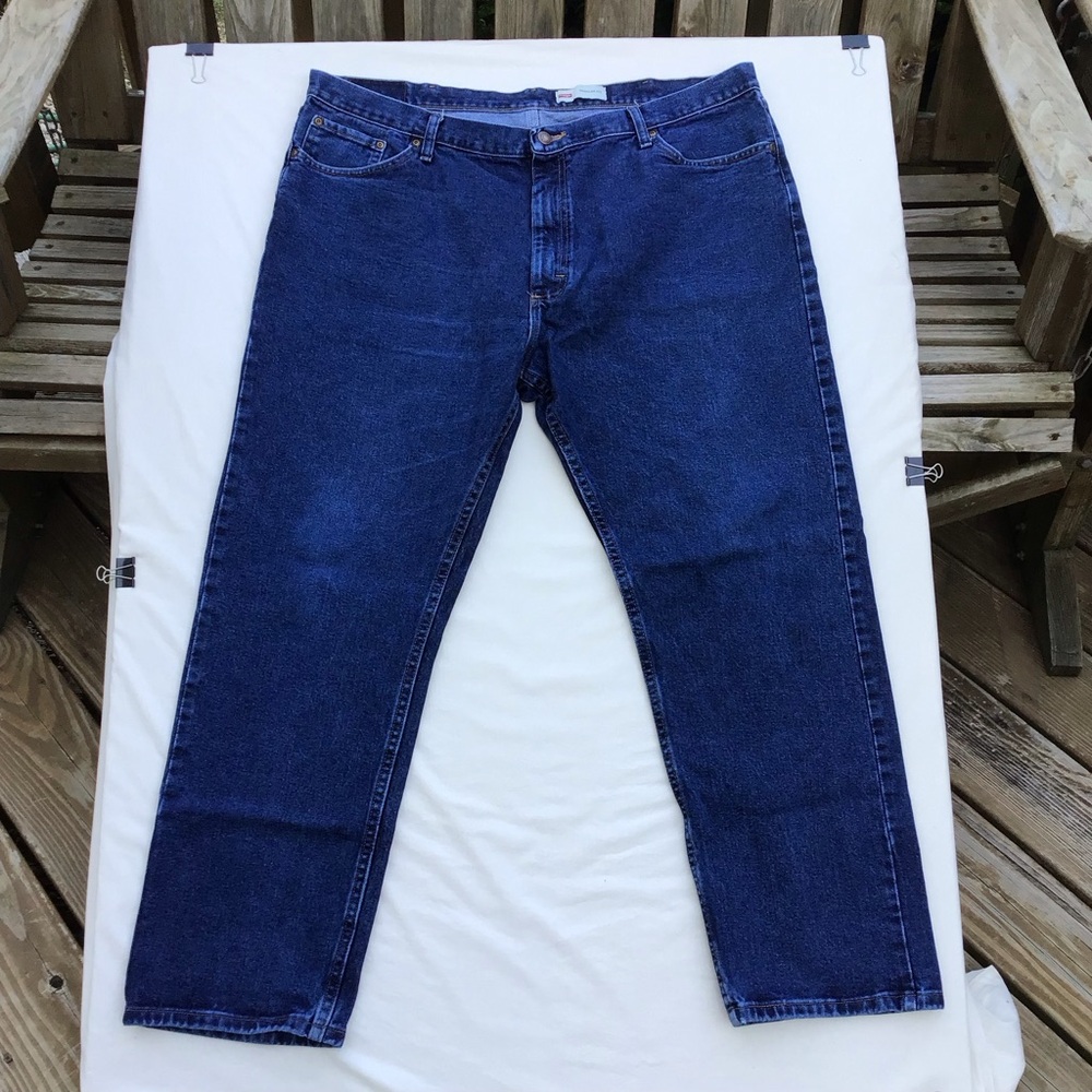 Mens Wrangler Relaxed Fit Jeans Size 42x30 -- Dark Wash Denim